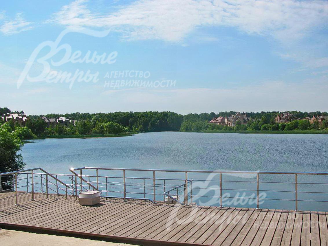 На озере есть причал и пляж