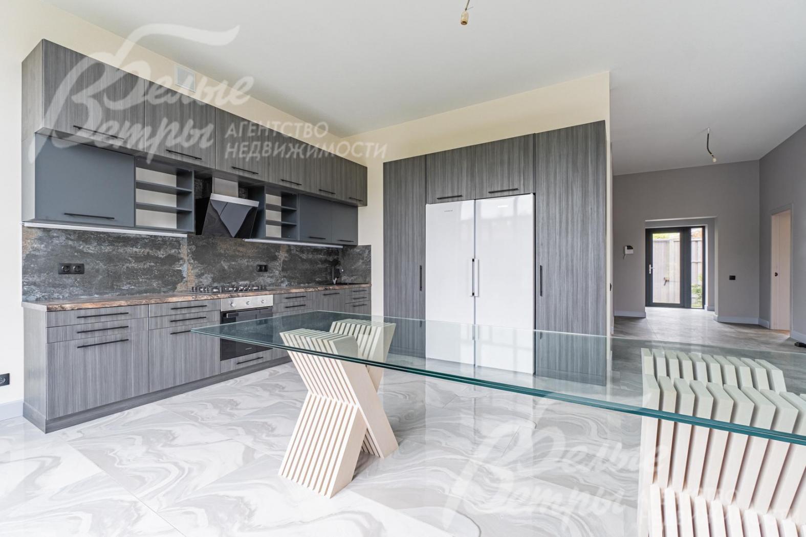 кухонный гарнитур выполнен по индивидуальному заказу серого цвета, фартук из плитки, со встроенной техникой