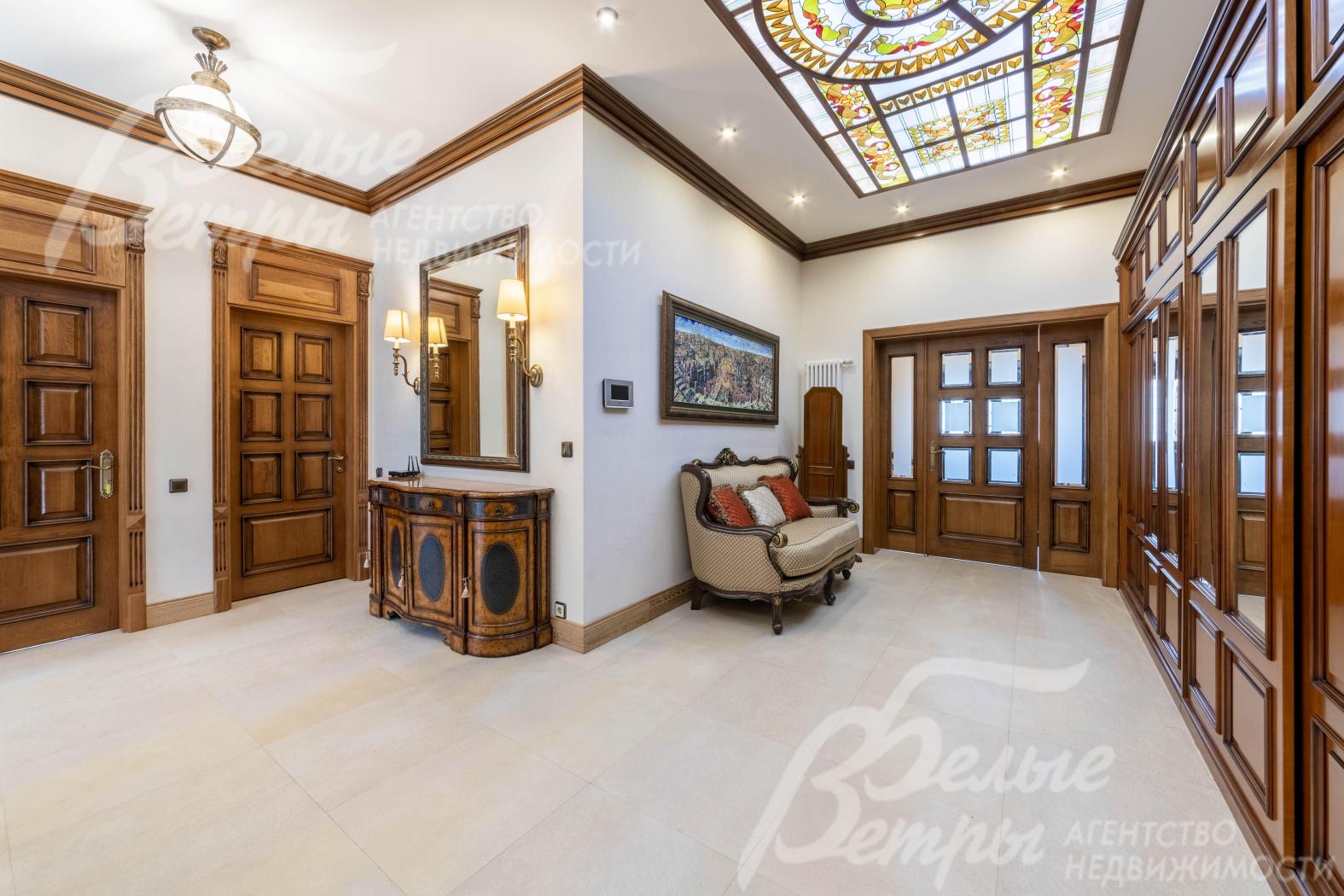 Холл 1го этажа со встроенными шкафами