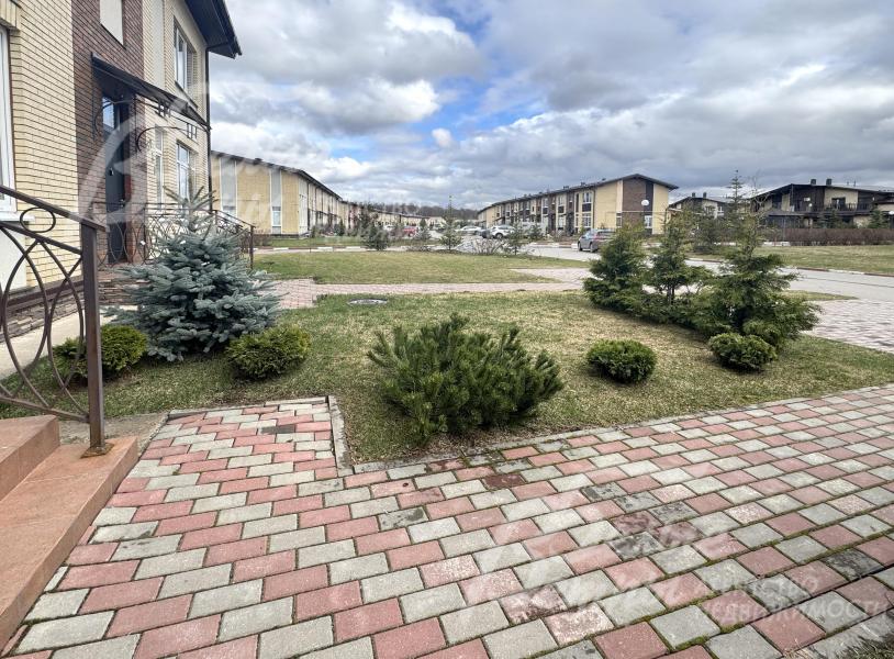 Участок расположен в тихом месте, удалённом от шумных дорог. До леса — всего 100 метров, до водоёма — 400 метров