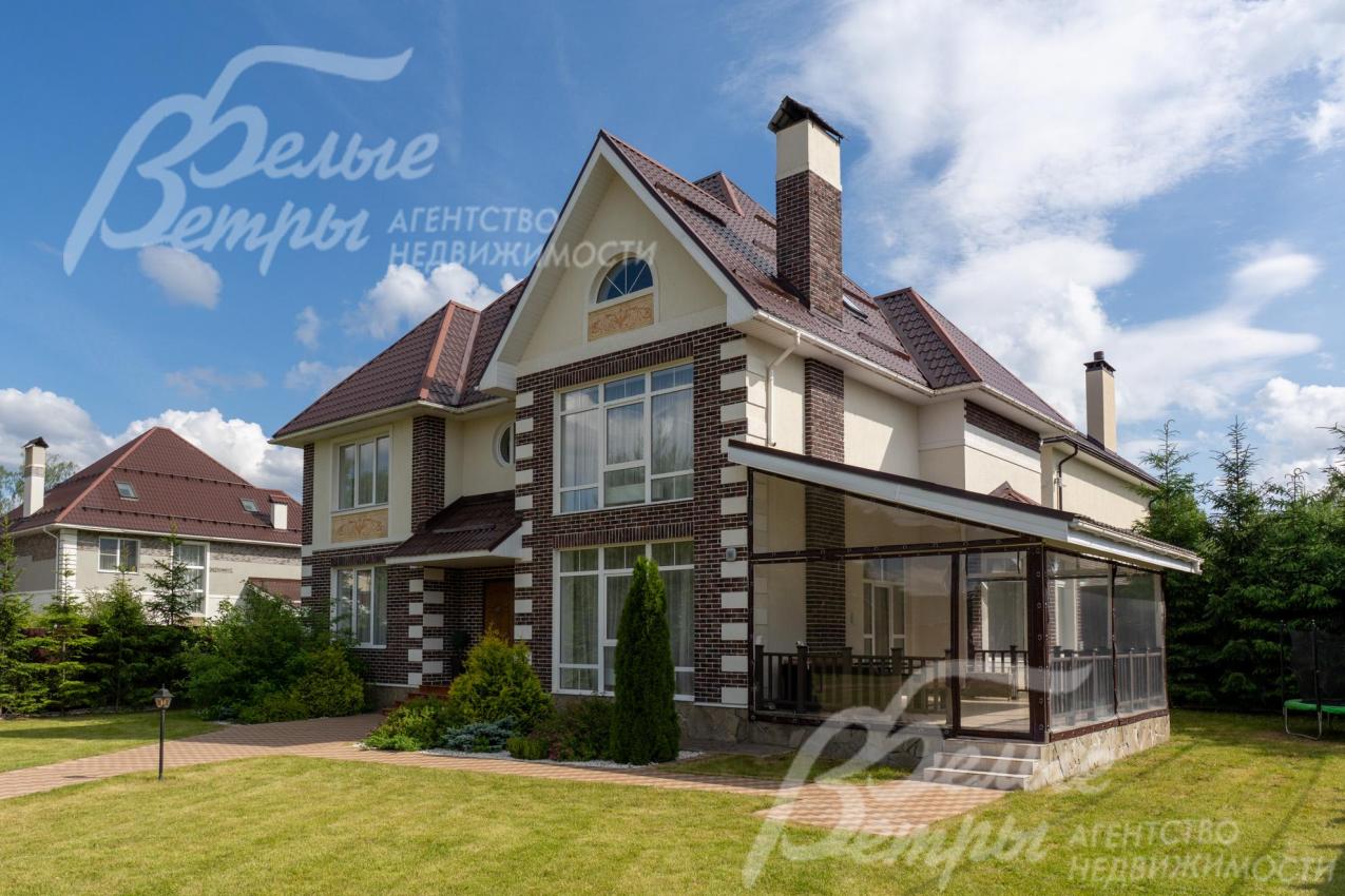 Спуск с крытой террасы на участок