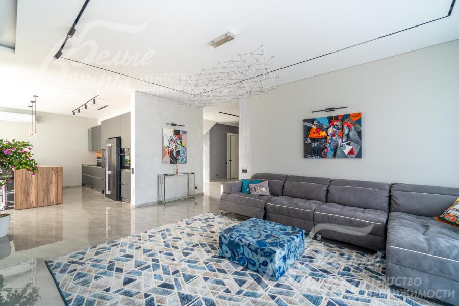 Общее пространство гостиной и кухни-столовой разделено перегородкой