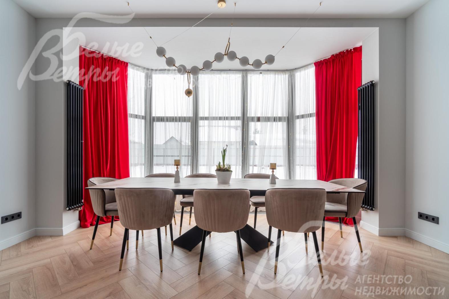 Также в гостиной - обеденная группа на 10-12 персон: элегантный стол с керамической столешницей и дизайнерскими велюровыми стульями