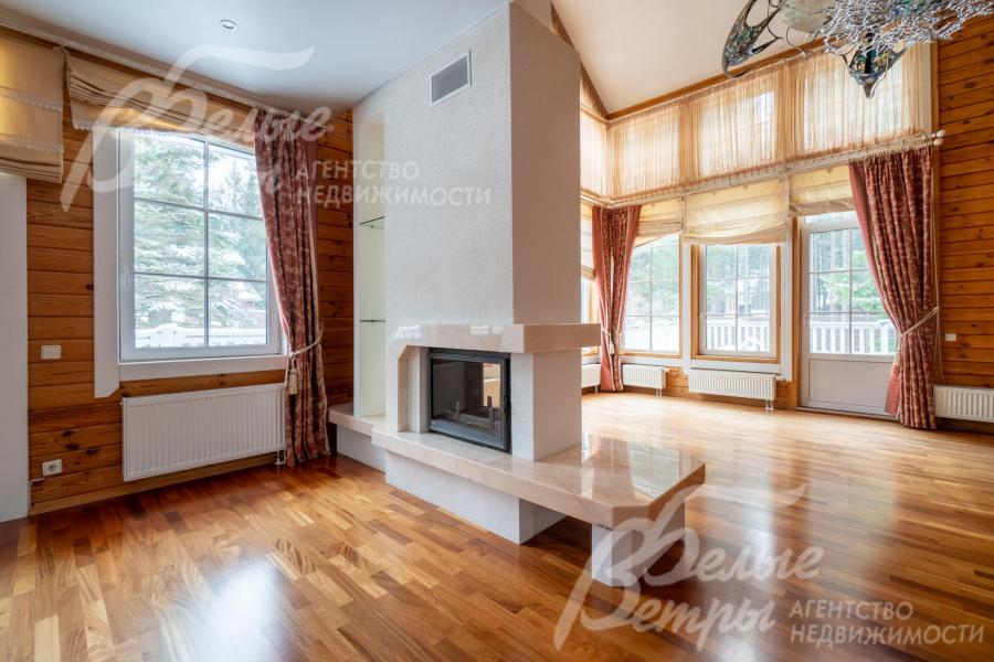 Гостиную основного дома украшает двухсторонний камин