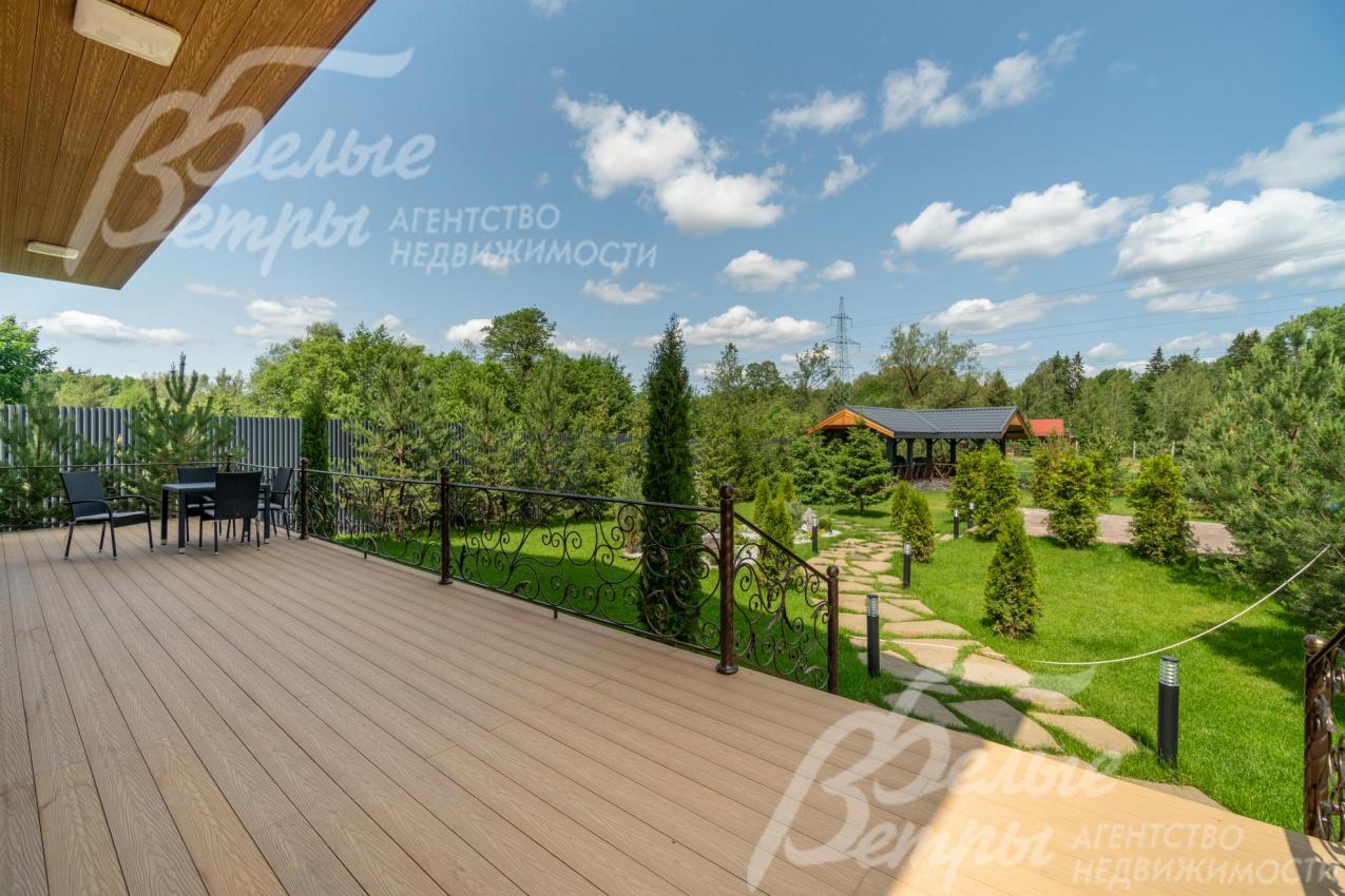 На полу террасы - древесно-полимерный композит