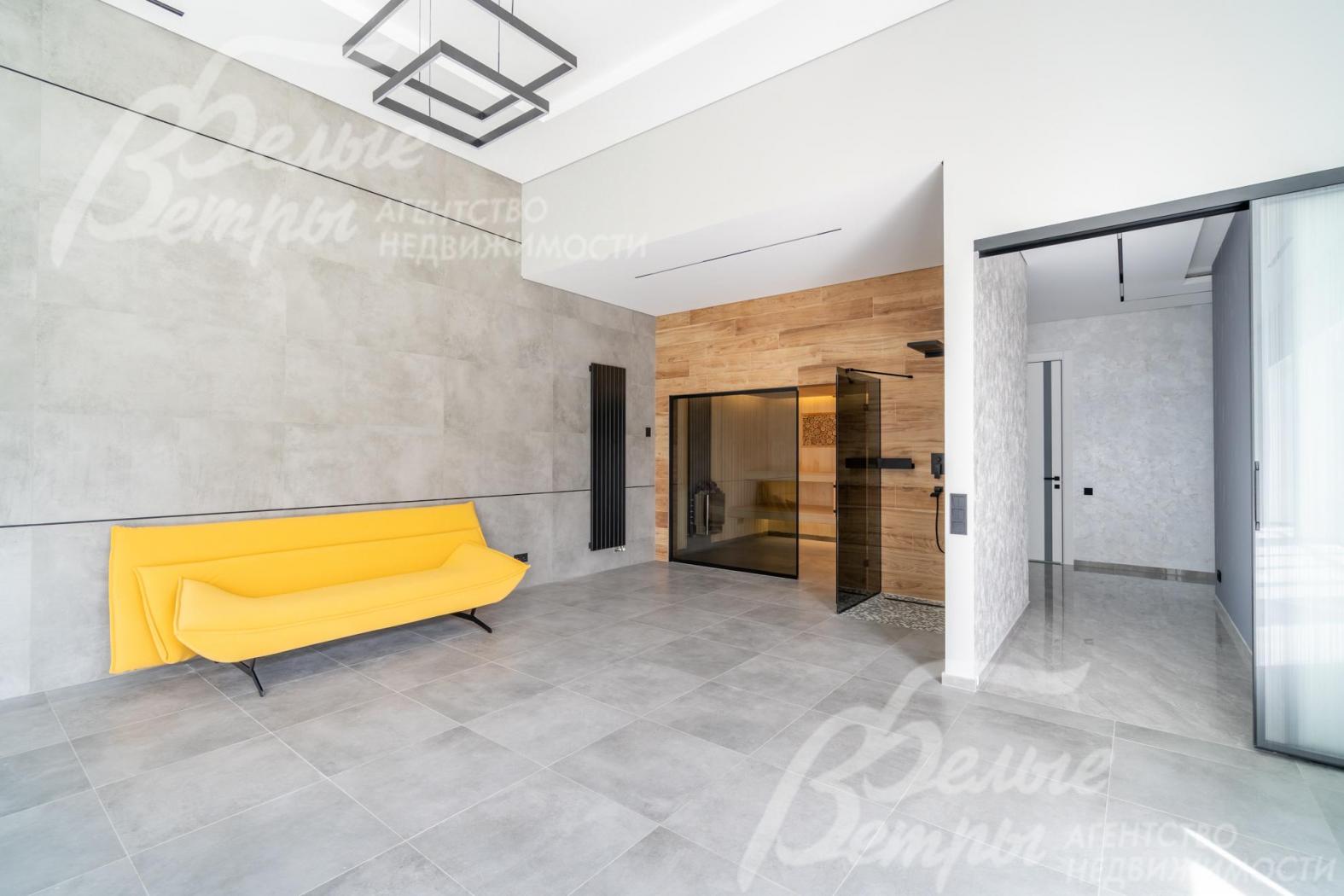 Сауна с панорамным остеклением с видом на бассейн