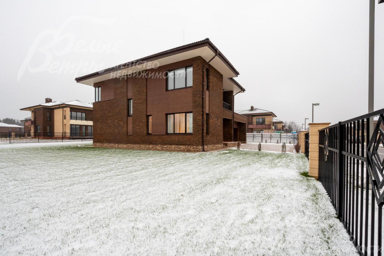 Вид на дом со стороны участка