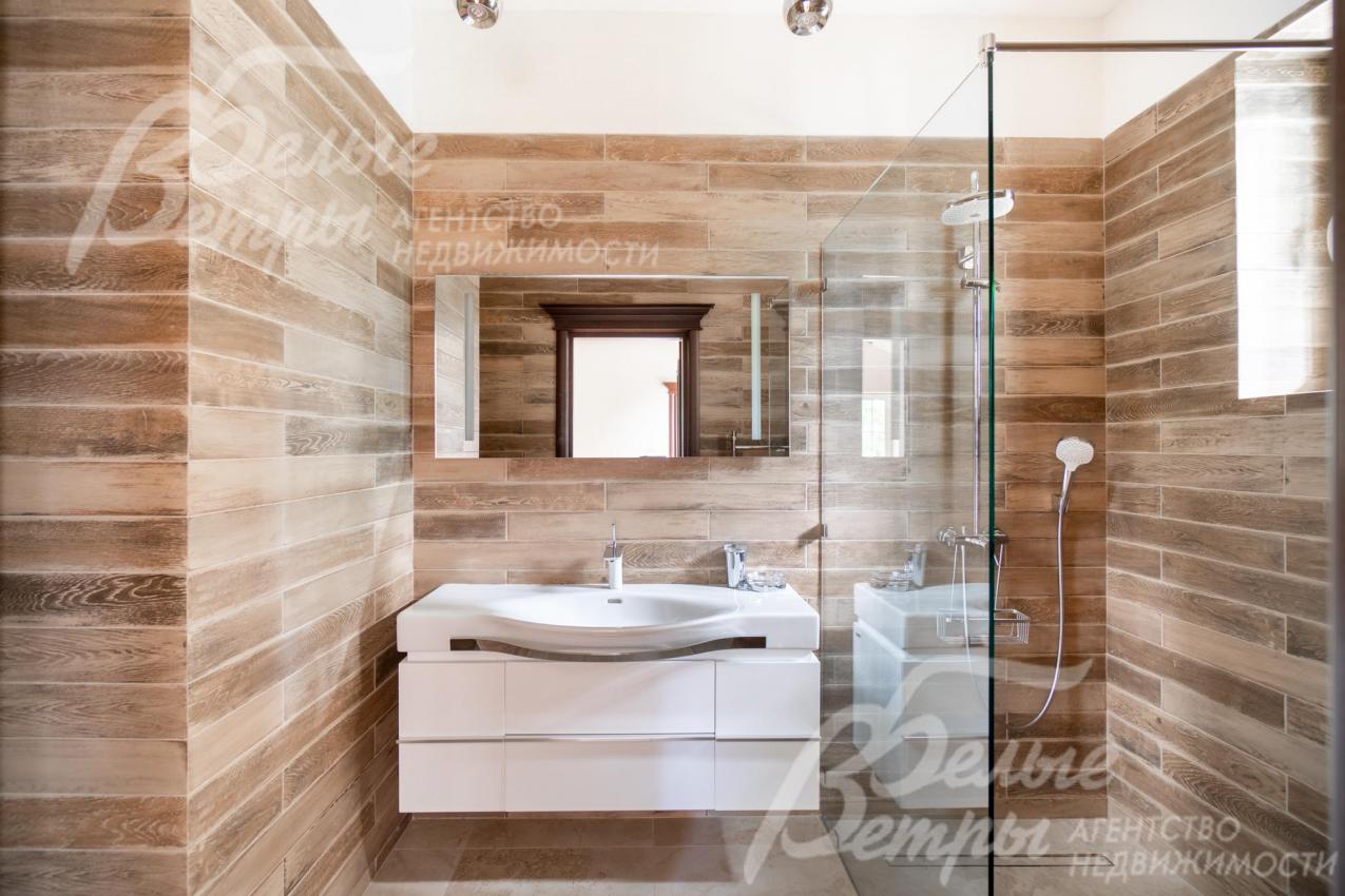 Санузел во флигеле на первом этаже с плиткой "под дерево"