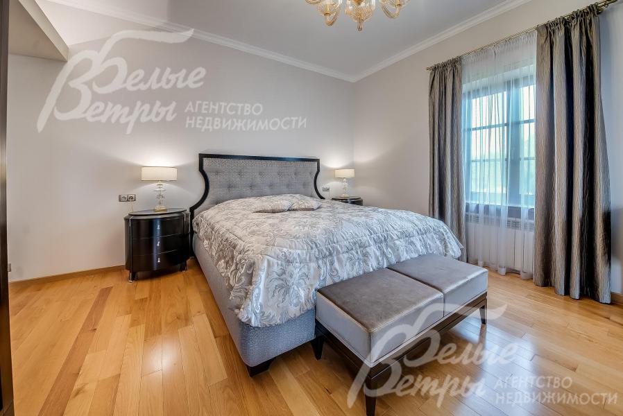 Спальня с гардеробной и ванной комнатами на втором этаже