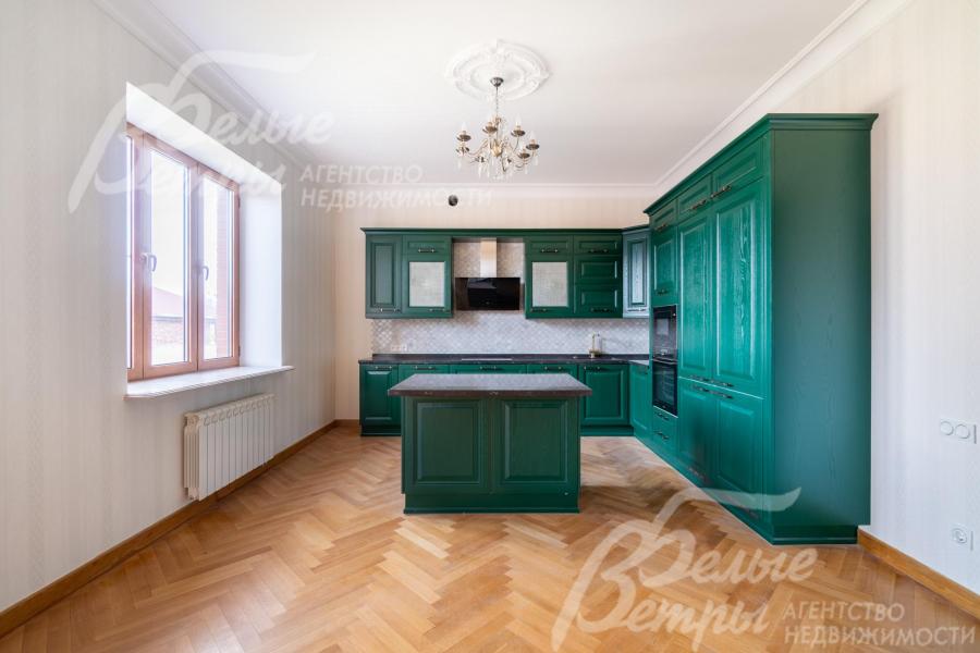 В зоне кухни установлен гарнитур из массива дерева серии «Мария» с островом, выполненный в классическом стиле