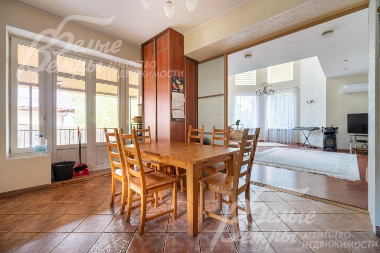 Проход из кухни в гостиную - через портал, оснащённый раздвижными дверями