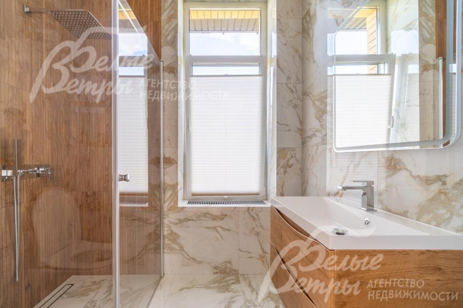 Санузел при спальне с душевой и плиткой под мрамор 