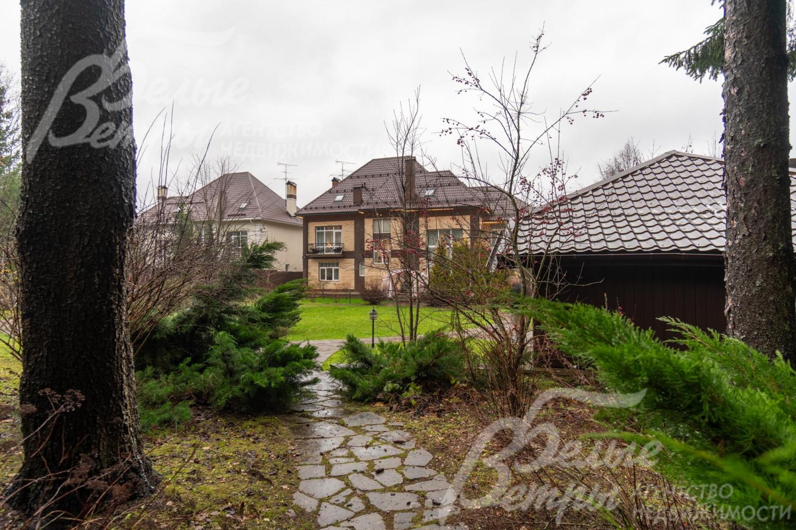 Участок примыкает к лесу, есть собственный выход в лес, а также выезд для квадроциклов и велосипедов