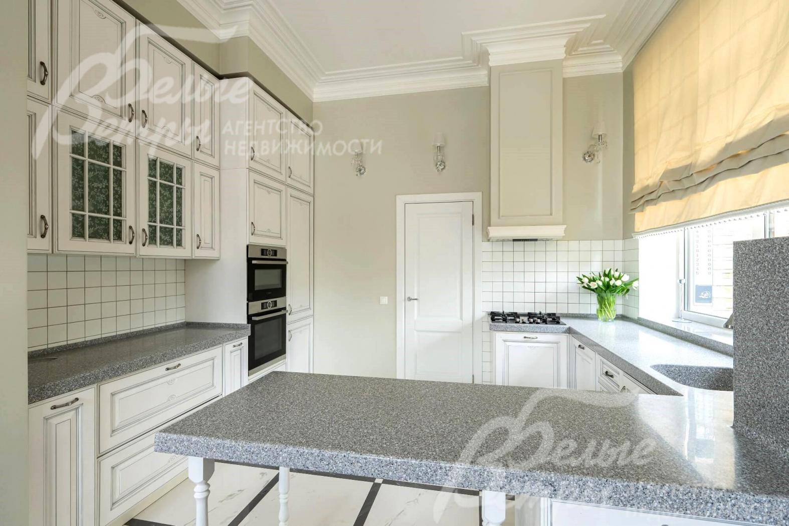 Кухонный гарнитур из массива со встроенной техникой.