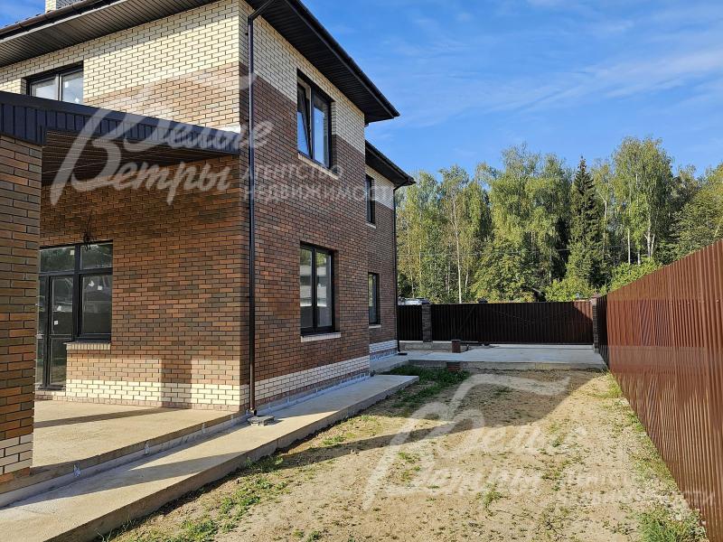 Территория участка огорожена забором из профиля по 3-м сторонам