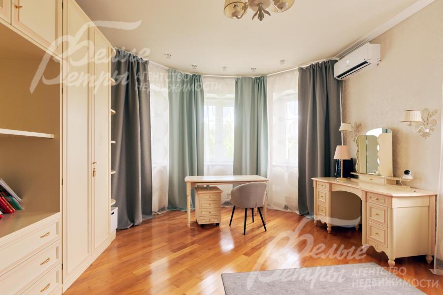 Одна из спален на втором этаже с рабочим местом у остеклённого эркера