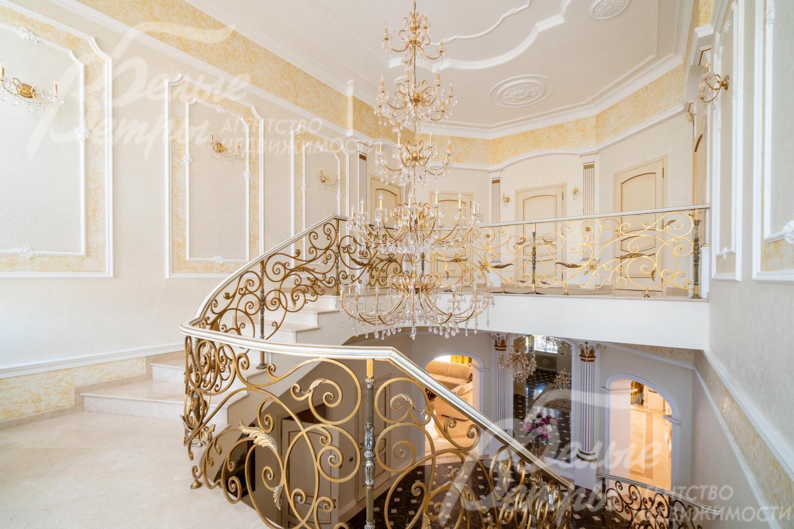 Стены в доме - со множеством декоративных элементов: филёнок, молдингов, багетов и пилястр