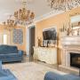 Просторная гостиная с мраморным камином