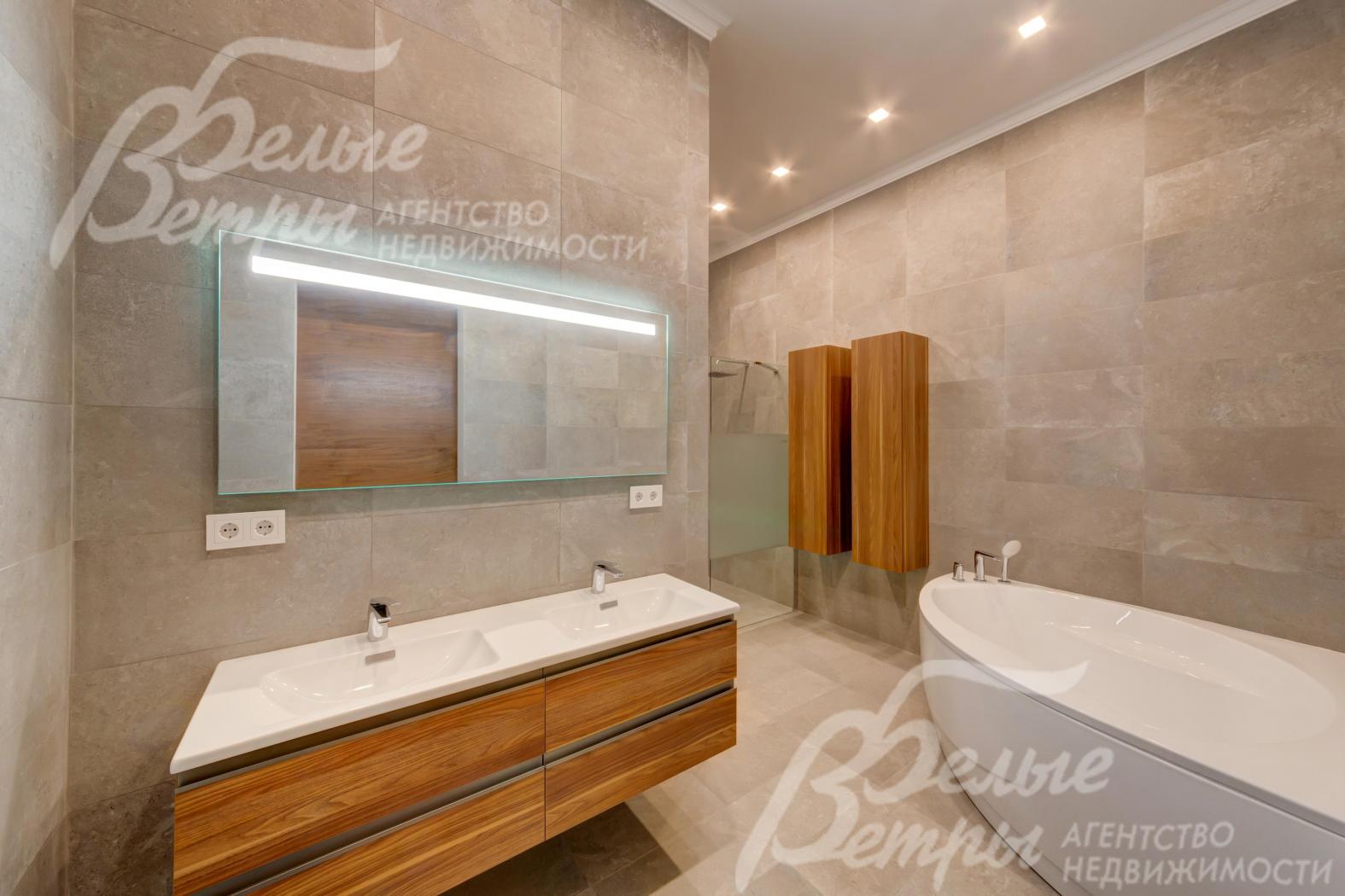 Санузел с ванной в мастер-спальне