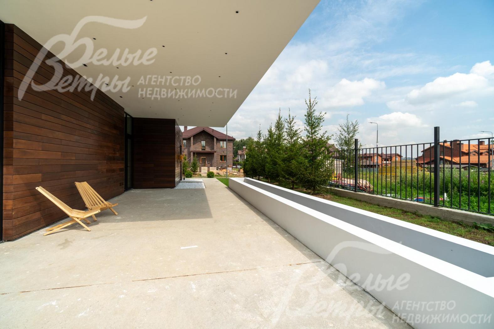 Видовая терраса открывает панорамный обзор на посёлок и живописный лес