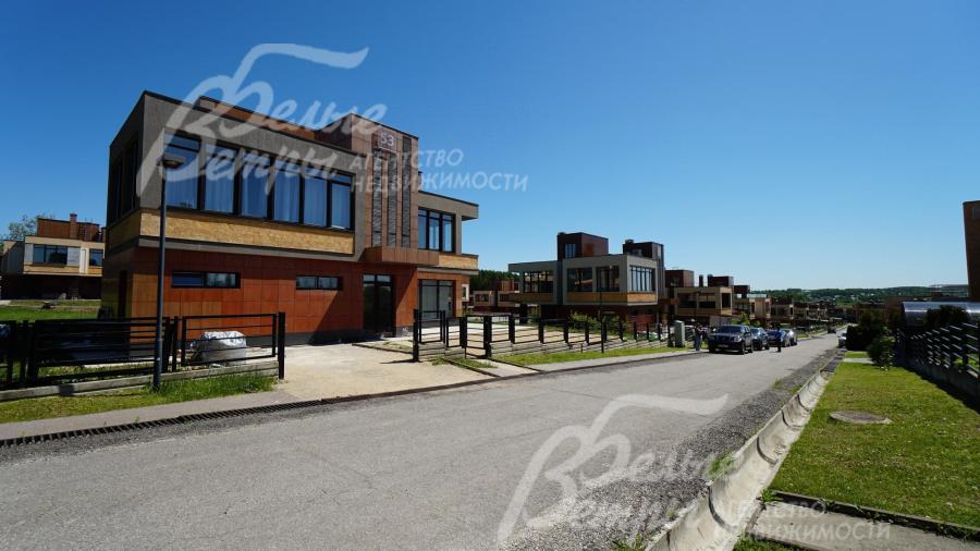 Дома в поселке выстроены в едином архитектурном стиле