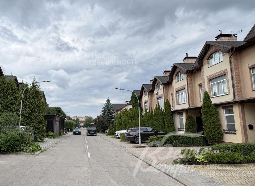 Дом находится в престижном коттеджном посёлке бизнес-класса с развитой внутренней и внешней инфраструктурой