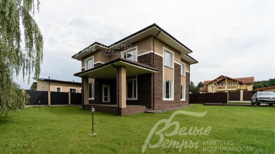 Участок огорожен забором из профлиста на каменных столбах с бетонным цоколем