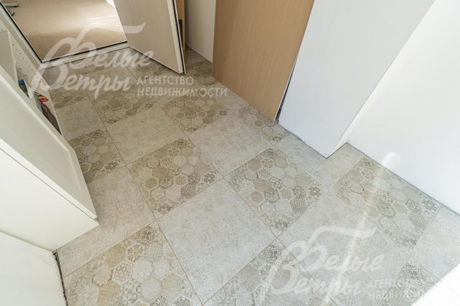 На полу частично выложена плитка