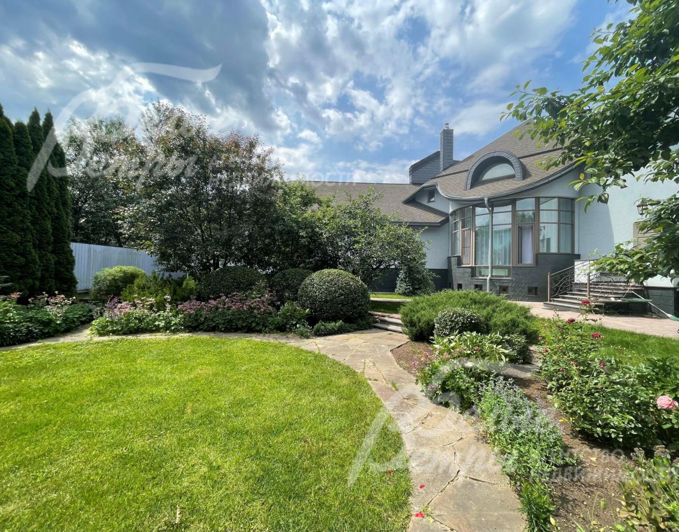 Дорожки на участке вымощены натурального гранитом, диким камнем, керамогранитом.