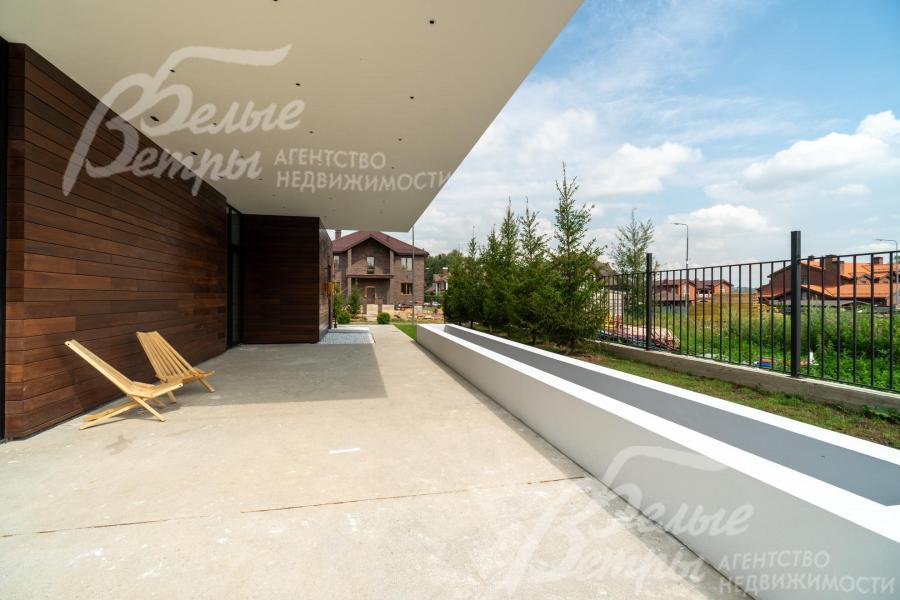 Видовая терраса открывает панорамный обзор на посёлок и живописный лес