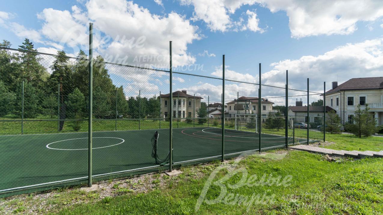 Спортивная многофункциональная площадка в поселке Идиллия