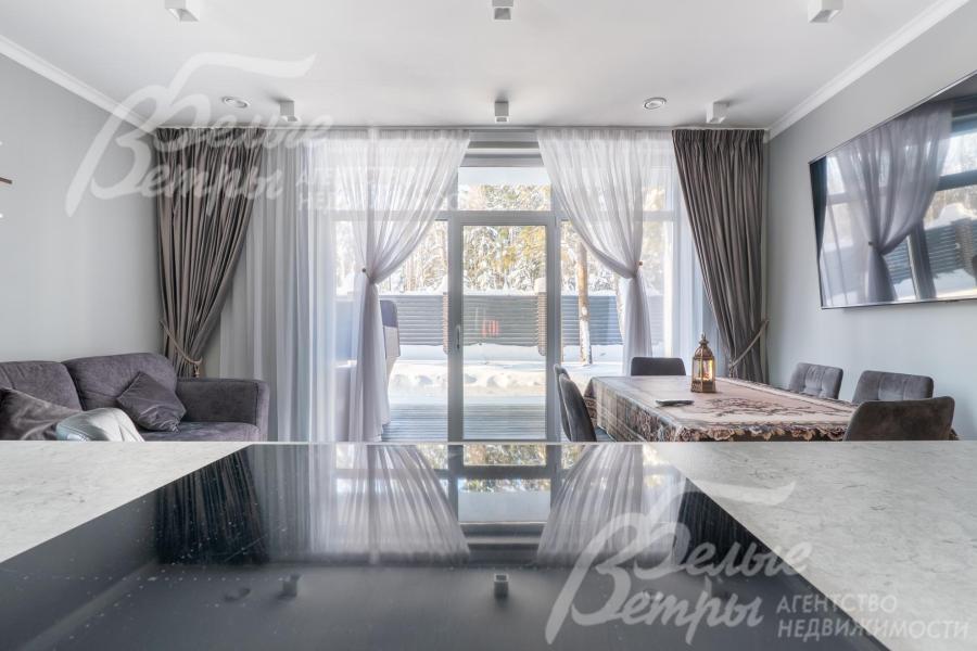 На кухне есть вся необходимая встроенная техника брендов Neff и Bosch, а также измельчитель отходов Bone Crusher, фильтр питьевой воды с обратным осмосом, встроенные холодильник и морозильник Liebherr