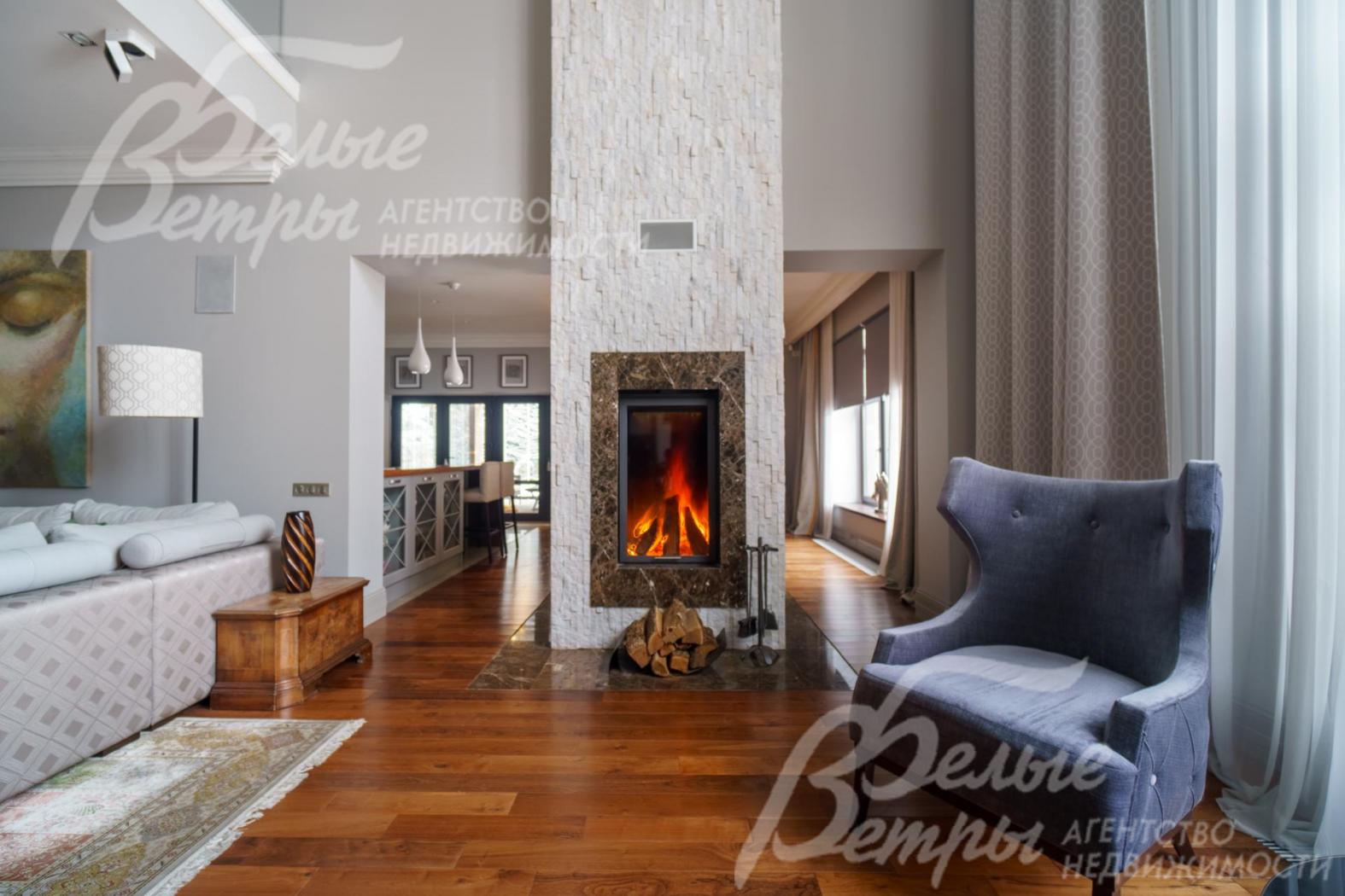 Сквозной двухсторонний камин между Гостиной и Столовой.