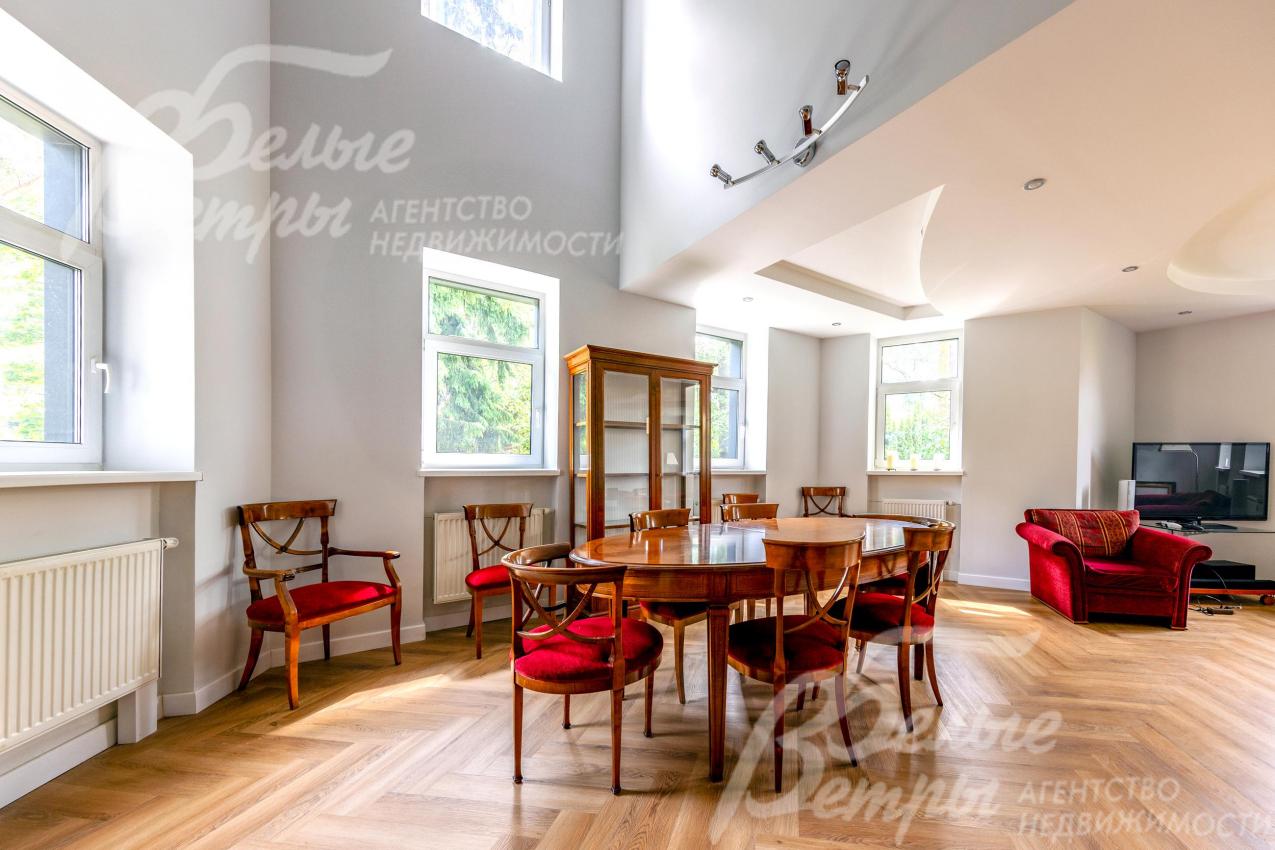 В гостиной-столовой установлена обеденная группа, напротив камина - диванная группа