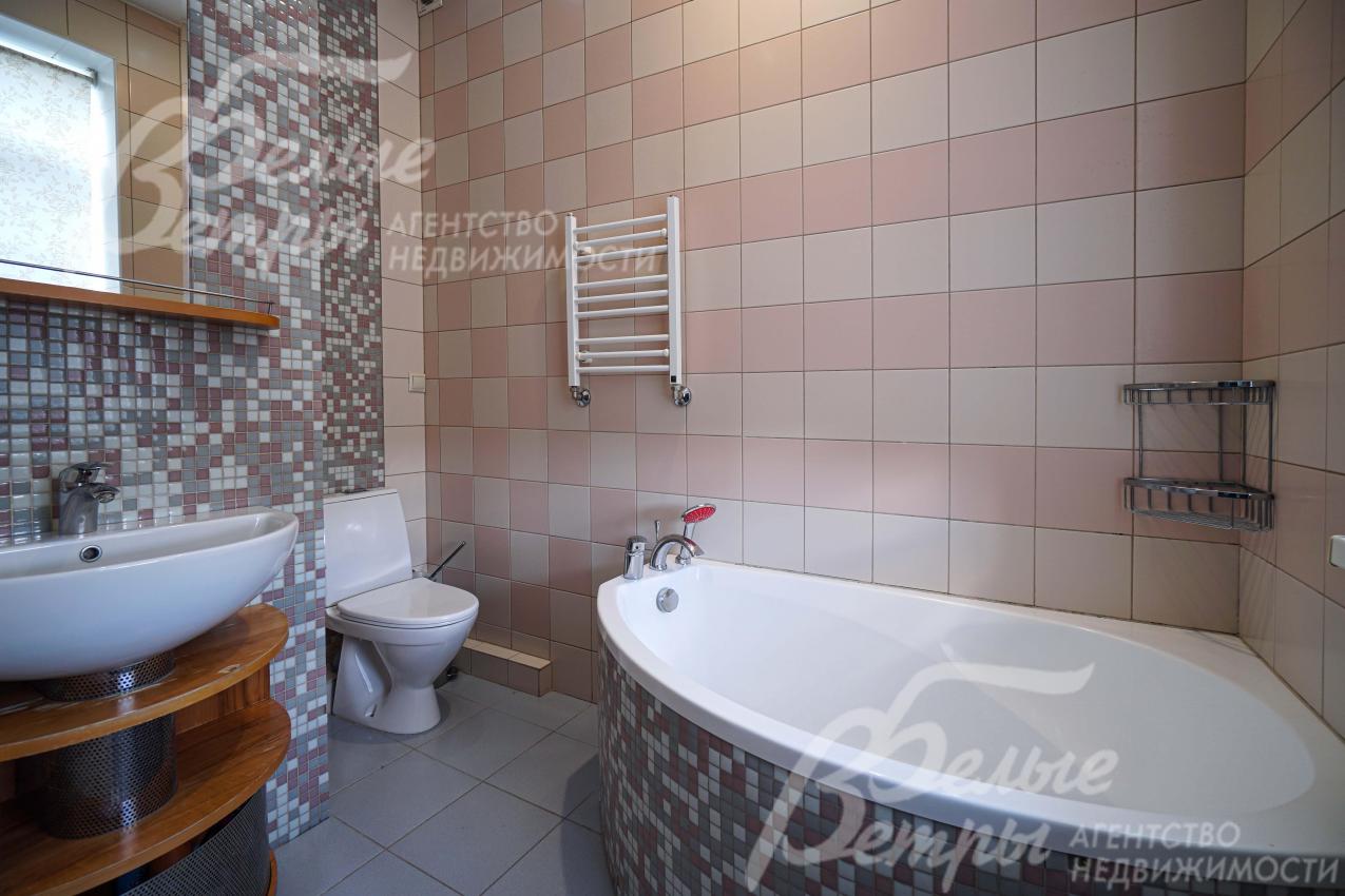 Санузел при мастер-спальне с угловой ванной и мозаичной плиткой