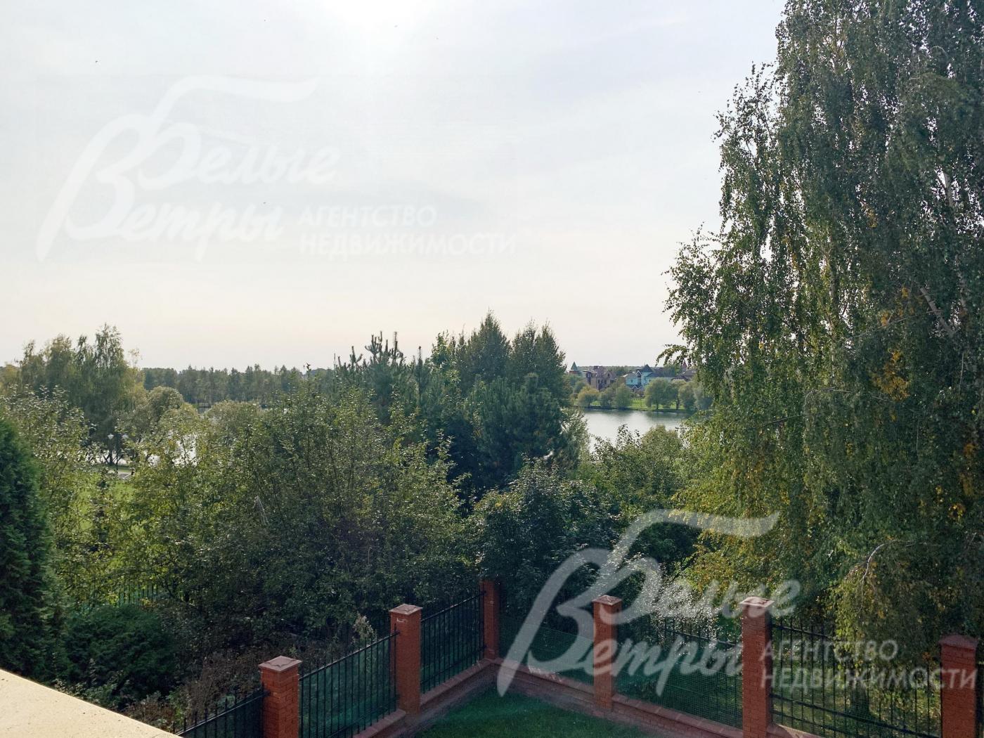 Вид с балкона спальни на озеро