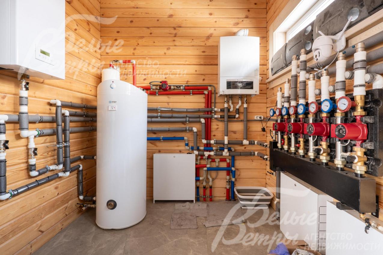 В котельной:  газовый котёл мощностью 34 кВт и электрический котёл 27 кВт, бойлер косвенного нагрева на 200 л, американская многоступенчатая система водоподготовки