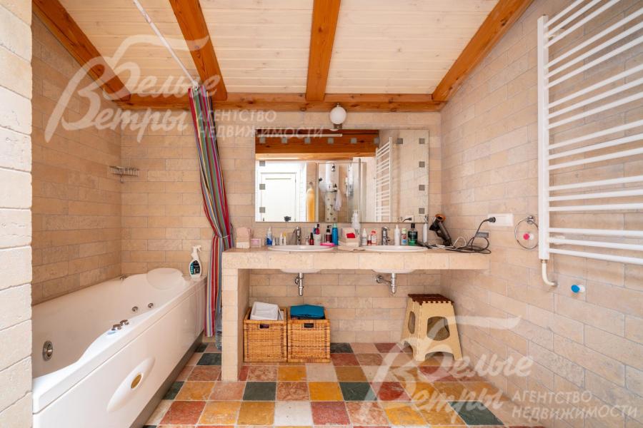 Санузел со стильной ванной на втором этаже