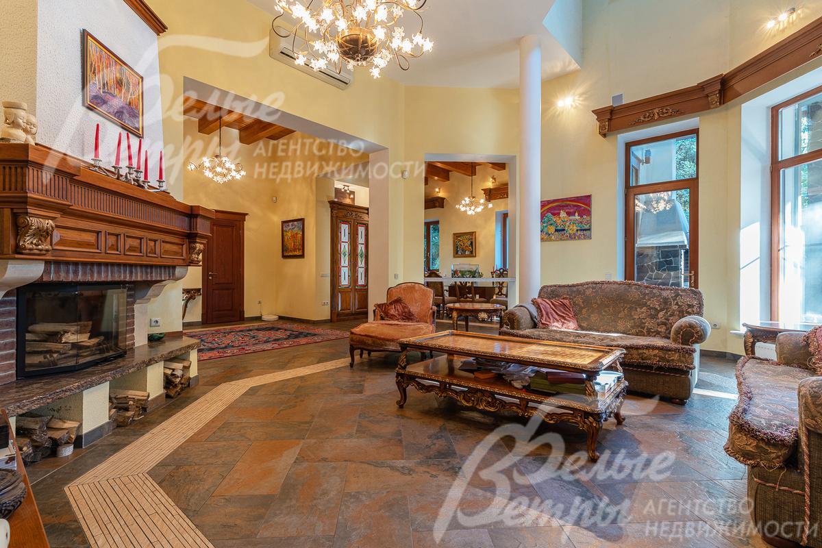 Камин в гостиной