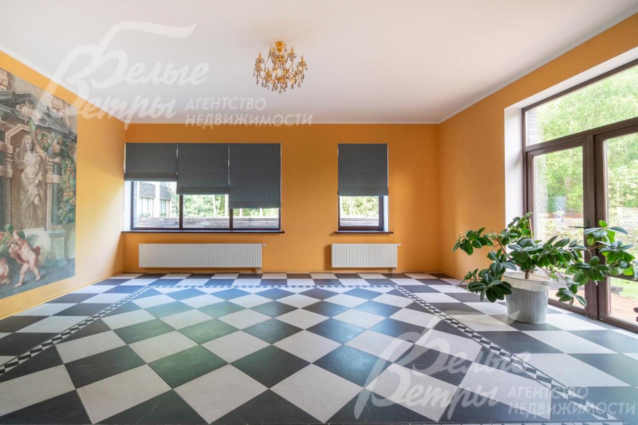 Просторная столовая с выходом на террасу, пол - с подогревом