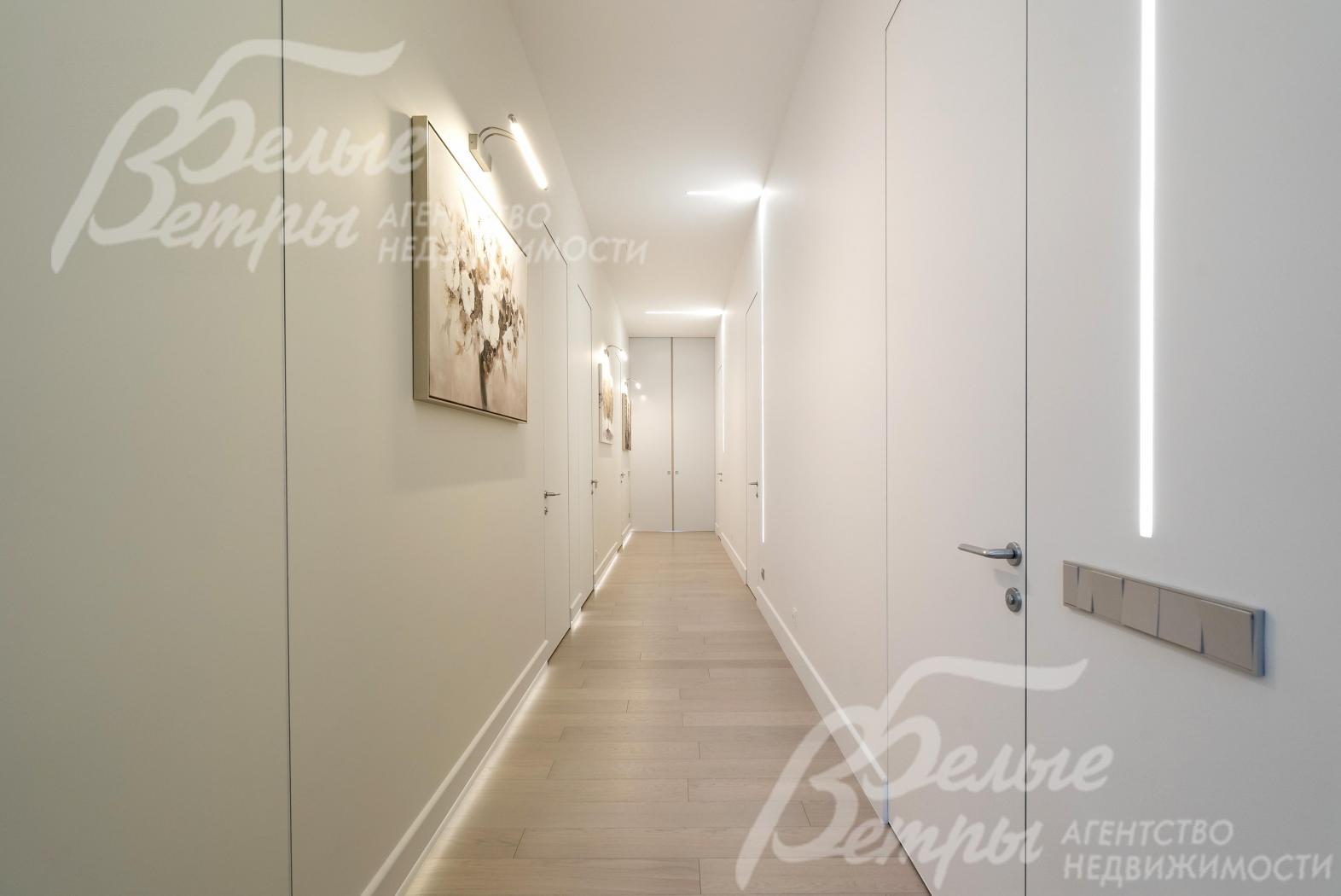 Коридор. В доме установлены двери скрытого монтажа высотой 2,6 м