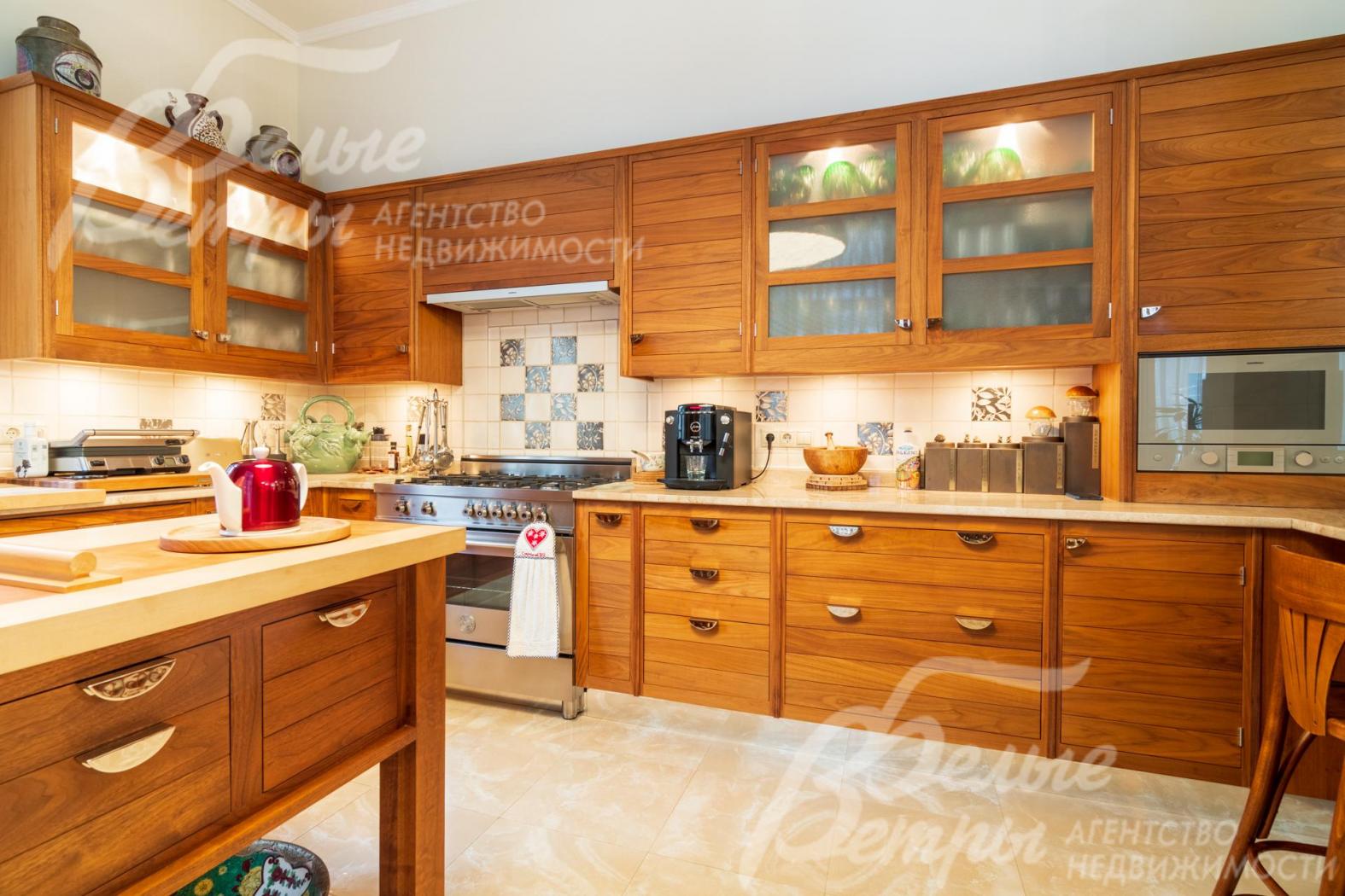 Мраморная столешница кухни, остров со столешницей из массива дерева