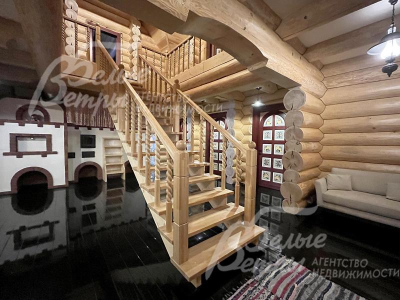 На второй этаж ведёт статная лестница из массива дерева с декоративными резными балясинами