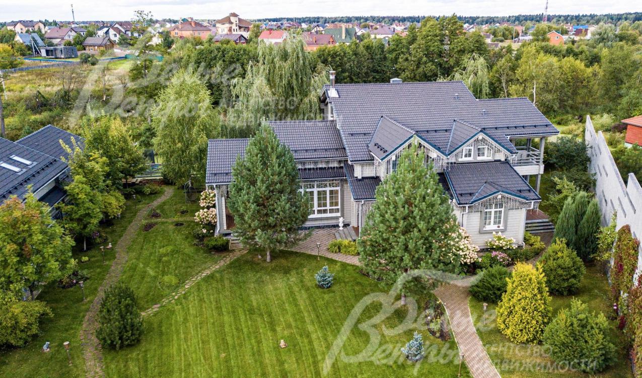 На участке выполнен высококлассный ландшафтный дизайн