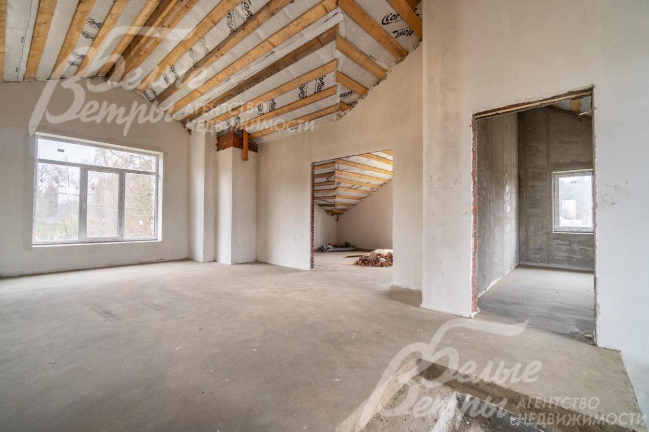 На мансарде - просторный холл и 4 жилых комнаты с видом на участок и пруд