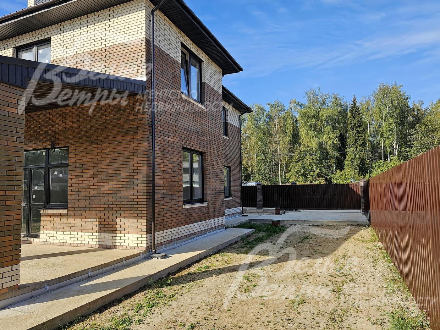 Территория участка огорожена забором из профиля по 3-м сторонам