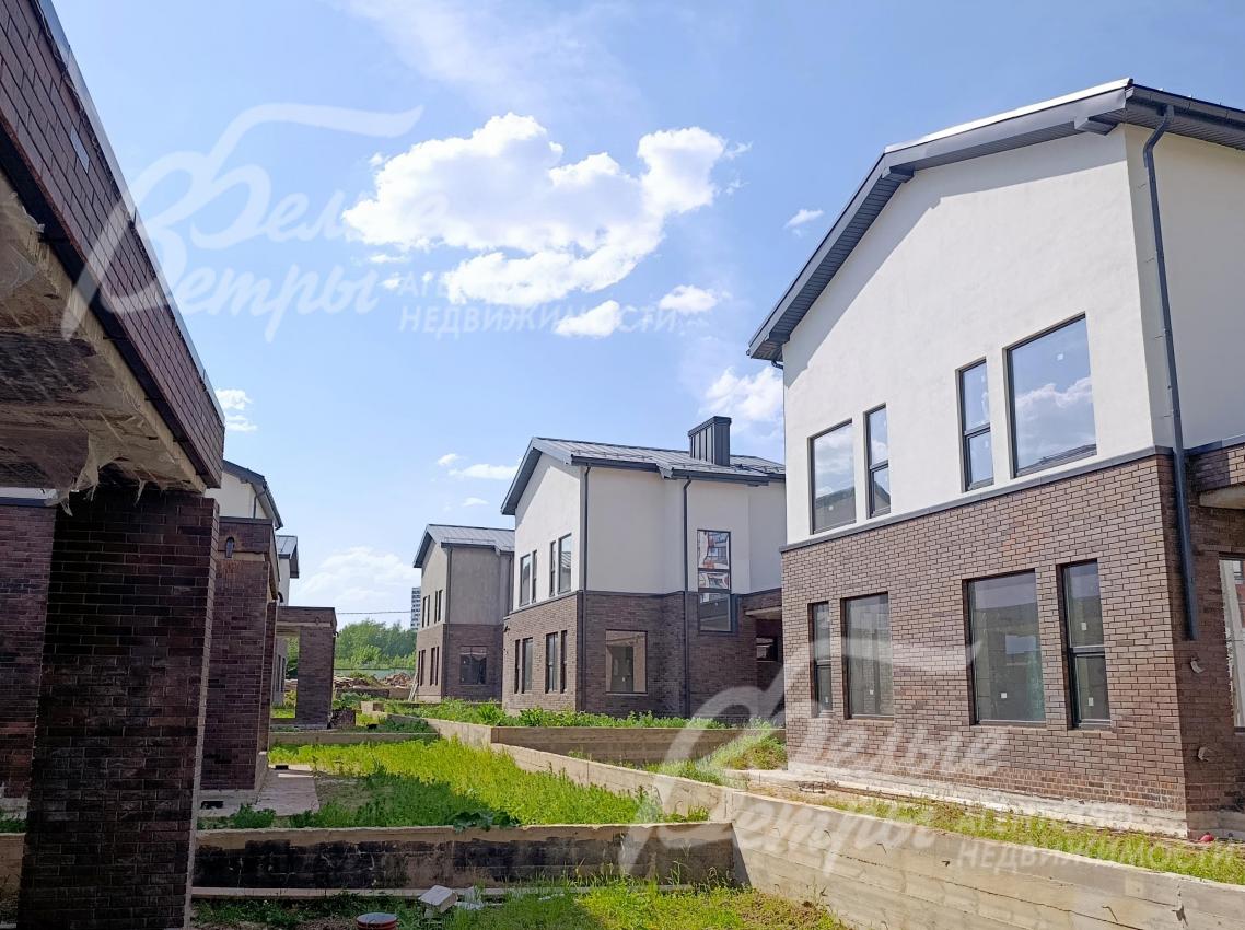 Дом расположен в закрытом охраняемом камерном коттеджном посёлке класса «комфорт», построенном в едином стиле