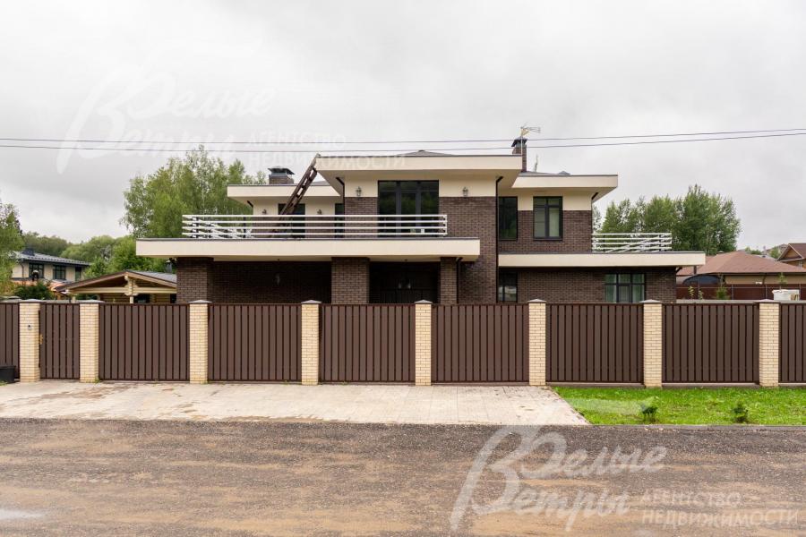 Дом с привлекательной современной архитектурой и высоким качеством строительства