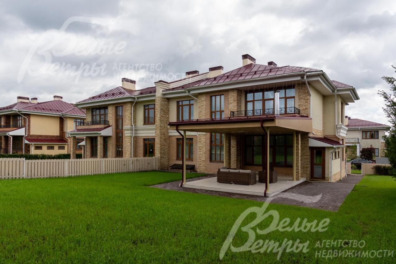 Участок засеян газоном, сделан дренаж