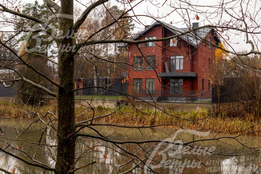 Вокруг дома приятно проводить время на прогулках, наслаждаясь природой